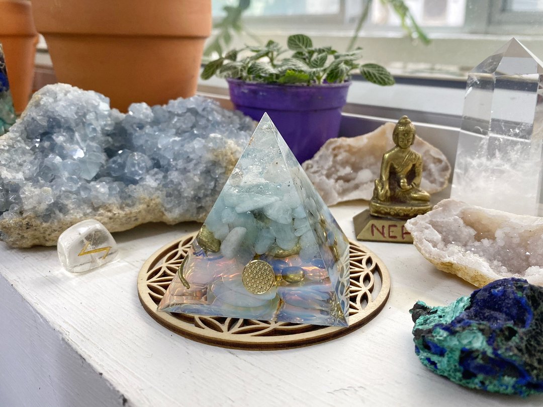 Orgonite 能量塔 - 白水晶、海蓝宝、蛋白石 - 摆饰 - 水晶 蓝色