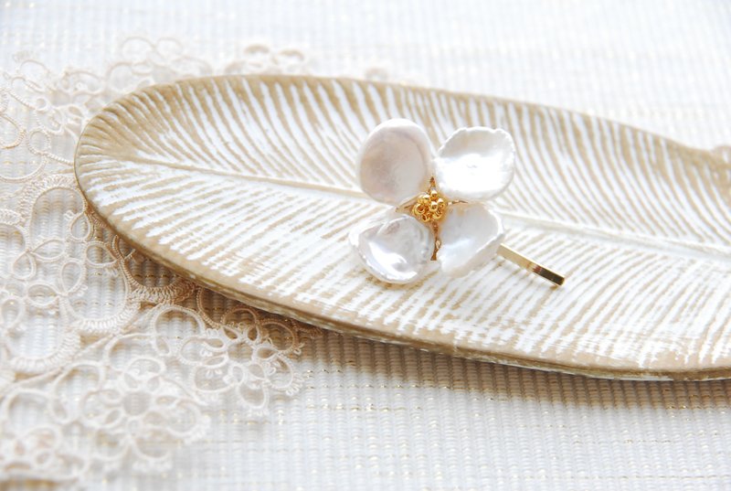 Petal Keshi Pearl Flower Pony Hook C - 发饰 - 珍珠 白色