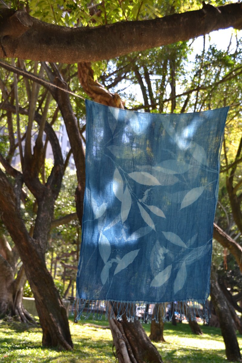 植物剪影。蝶之舞。蓝晒棉麻围巾 - 围巾/披肩 - 棉．麻 蓝色