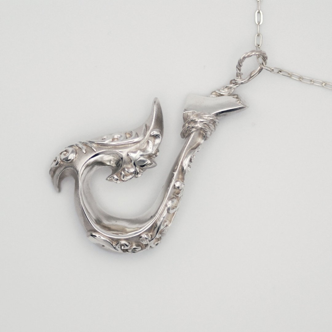 A powerful fish hook pendant [Free shipping] A pendant with a hook that catches wealth and an arabesque that symbolizes prosperity. - 项链 - 其他金属 银色