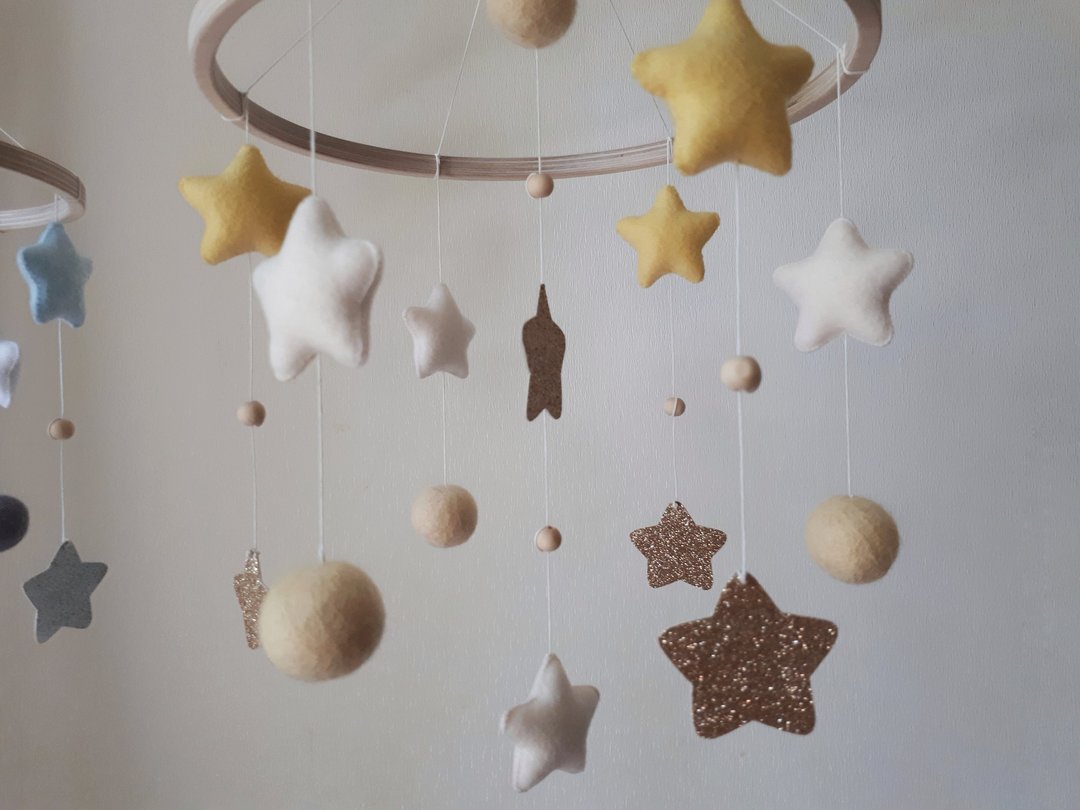 Star & felt balls baby crib mobile, nursery decor, pregnancy gift - 玩具/玩偶 - 环保材料 金色