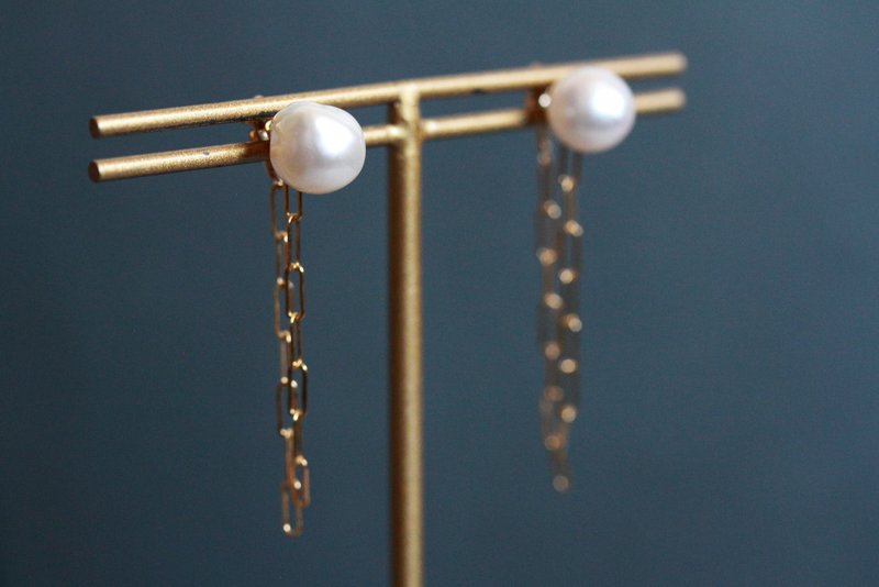 Akoya 巴洛克珍珠椭圆形链式耳针14kgf - 耳环/耳夹 - 珍珠 白色