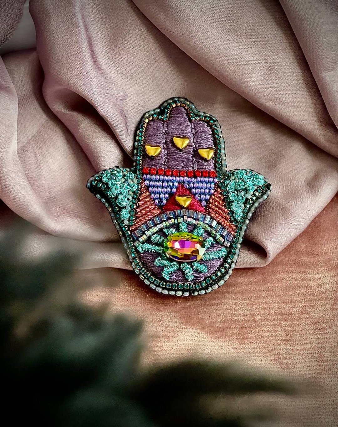 刺绣 Hamsa 手工胸针、手工串珠首饰、独特配件 - 胸针 - 其他材质 紫色