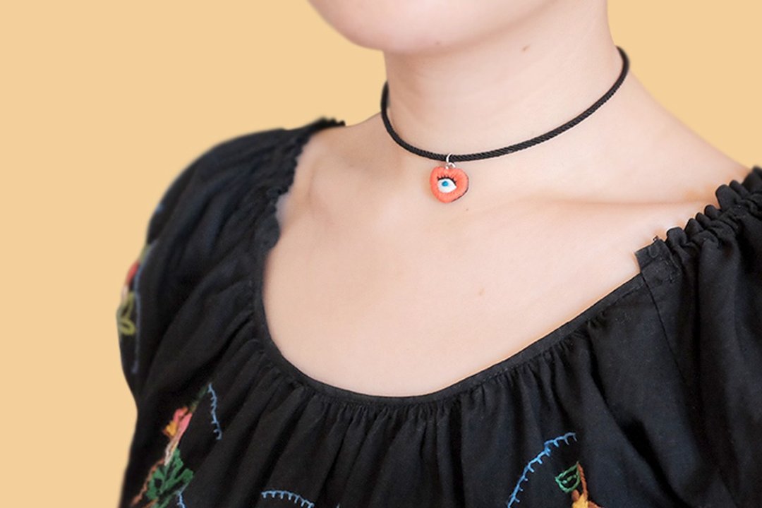 by.dorisliu - emoji choker 情人节 一颗心眼 人手刺绣 锁骨链 - 颈链 - 绣线 红色