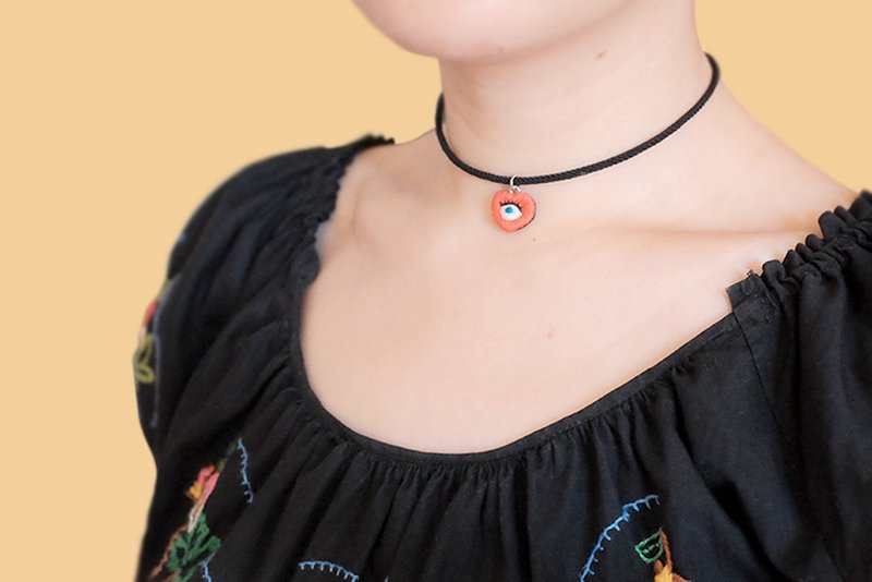 by.dorisliu - emoji choker 情人节 一颗心眼 人手刺绣 锁骨链 - 颈链 - 绣线 红色