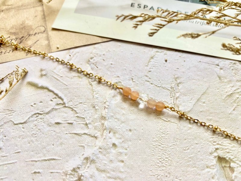 金沙橙月光石跟水晶手链 磁扣手链 天然石手链 天然石饰品 - 手链/手环 - 其他金属 金色