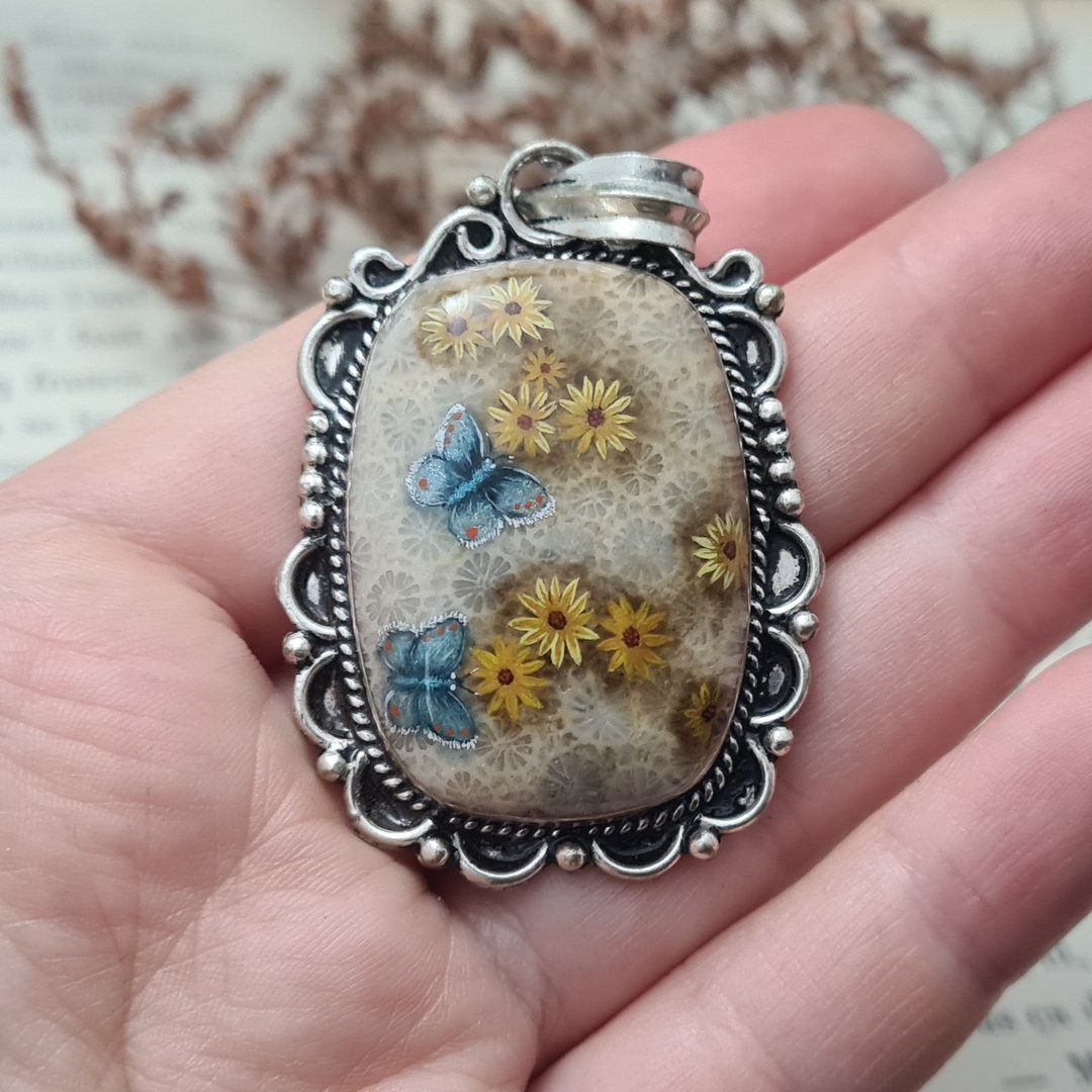 Daisies and blue moths pendant Coral stone pendant Stone painting - 项链 - 石头 多色