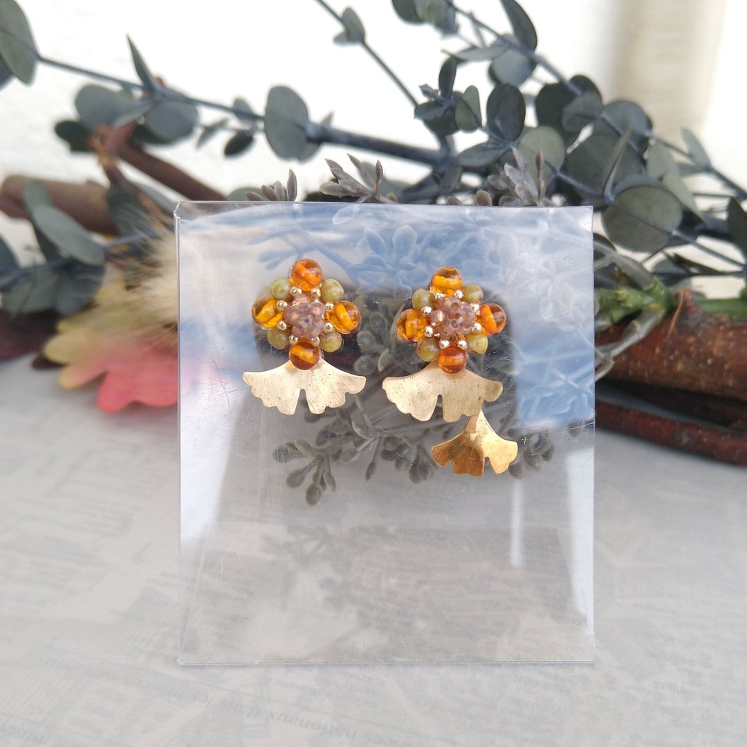 brass ginkgo leaf and amber earrings - 耳环/耳夹 - 其他金属 橘色