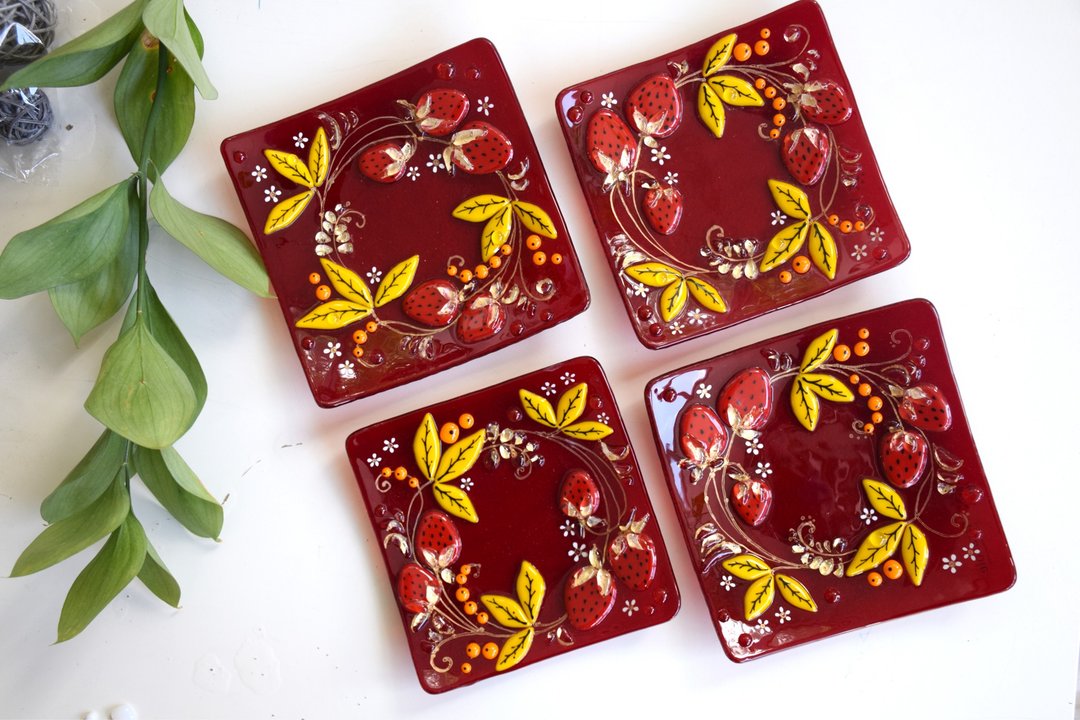 Khokhloma russian fused glass plate - Russian souvenir, gifts from Russia - 盘子/餐盘/盘架 - 玻璃 红色