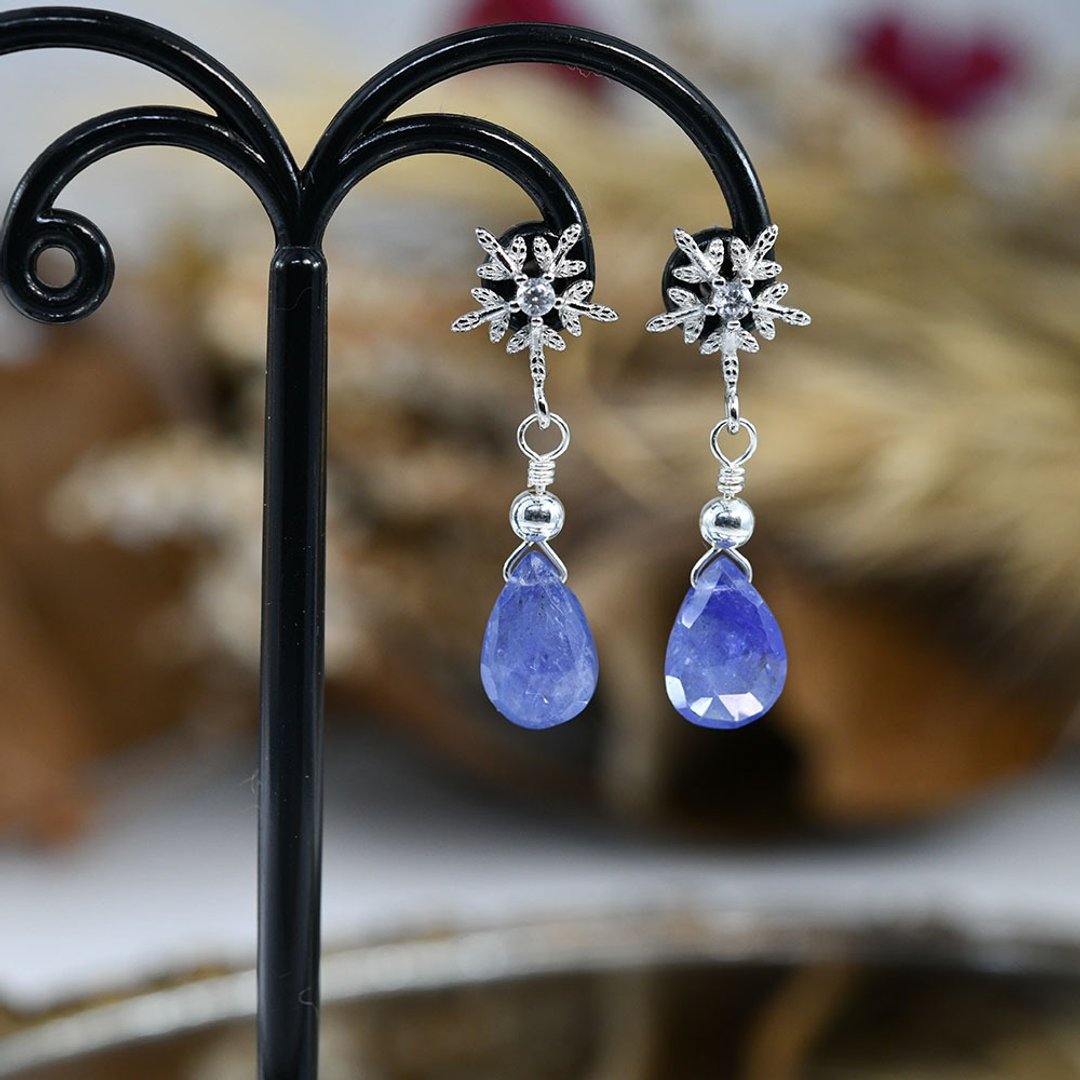 Stone and snowflake pierced Clip-On December birthstone - 耳环/耳夹 - 宝石 蓝色