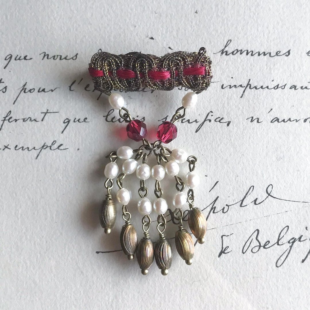 Curtain call Brooch long pink red - 胸针 - 聚酯纤维 红色