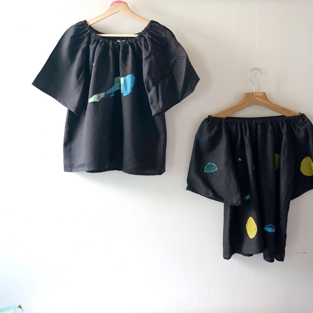 心里的河 / 小狗岩石 手工制作亚麻松紧领口五分袖 - 女装上衣 - 棉 黑色