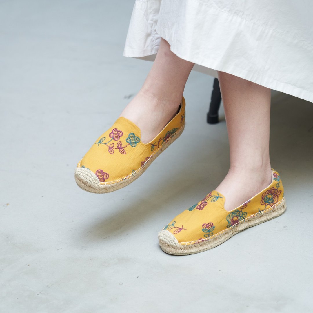 手作草编鞋-日本刺绣缇花布 黄刺绣缇花 Espadrilles - 女款休闲鞋 - 棉 黄色