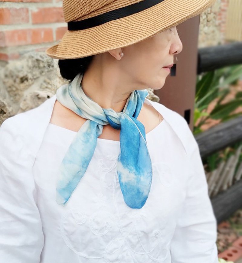 塔素Täzzu【母亲节】蓝染沁凉蚕丝巾礼盒 | 与妈妈的海日时光 - 丝巾 - 丝．绢 