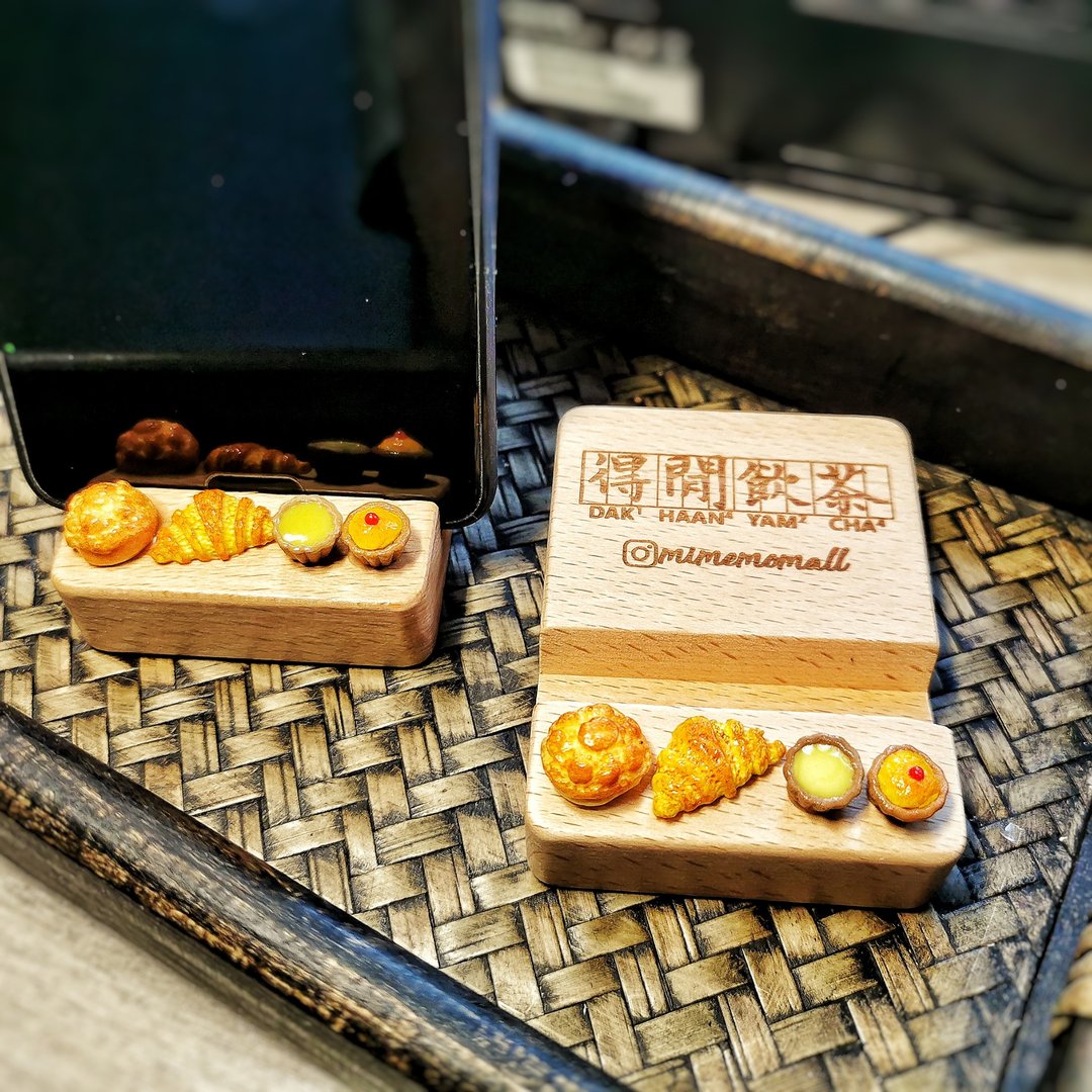 【原创港式手作/送礼系列】微缩仿真港式面包-木制雕刻手机座-2 - 手机座/防尘塞 - 木头 咖啡色