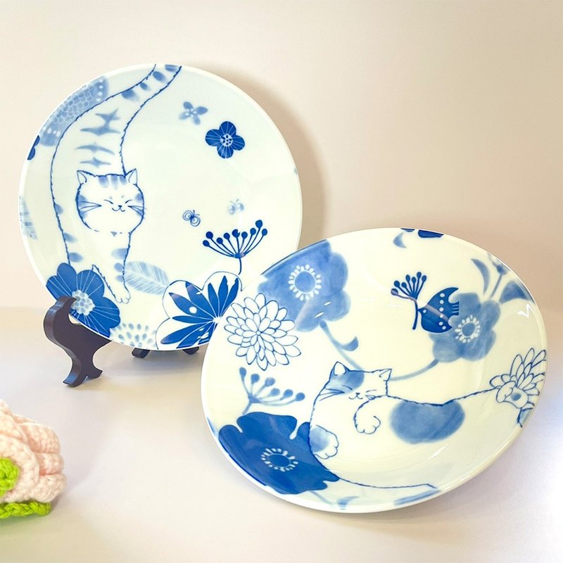 美浓烧-【Mugi&Sora】圆圆悠闲猫染付餐盘礼盒(两入一组) - 盘子/餐盘/盘架 - 瓷 白色