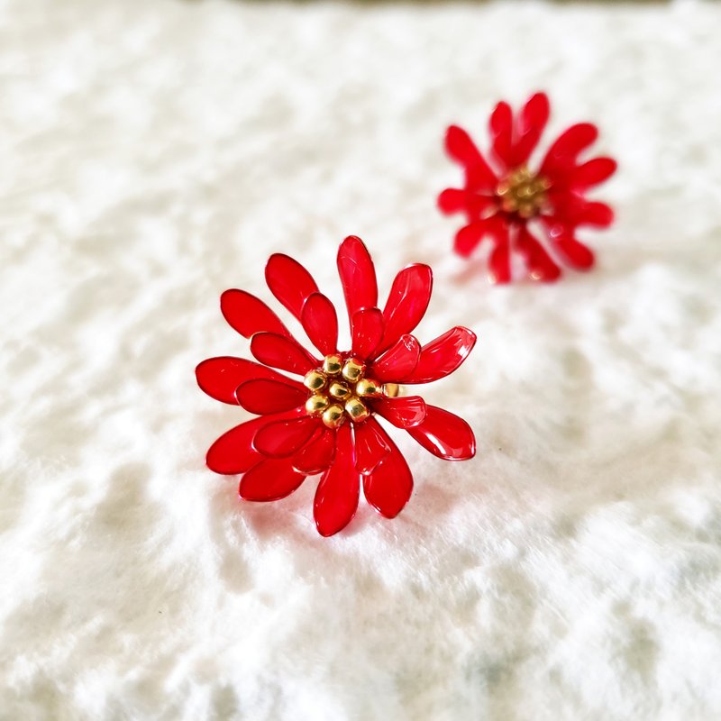 red chrysanthemum pierced or clip-on earrings - 耳环/耳夹 - 树脂 红色