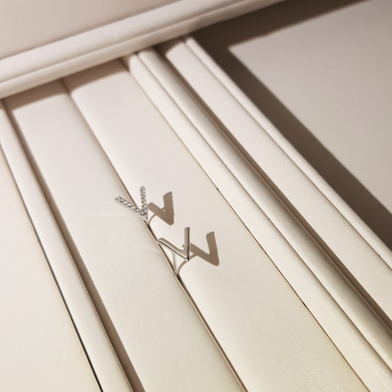 V型925纯银耳环/轻珠宝 耳钉 字母 质感银饰 贴耳耳环 针式耳环 - 耳环/耳夹 - 纯银 银色