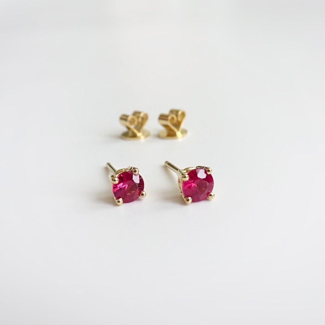 限量现货 - 天然红宝石 经典四爪镶 纯 18K 黄金耳钉 0.64ct - 耳环/耳夹 - 宝石 红色