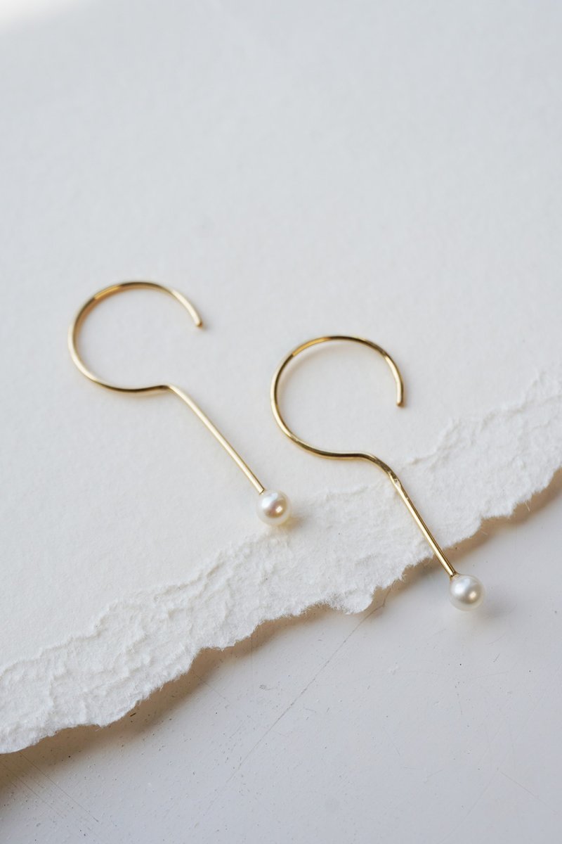 天然正圆淡水珍珠耳环 注金耳环 14Kgf Question mark earrings - 耳环/耳夹 - 珍珠 白色