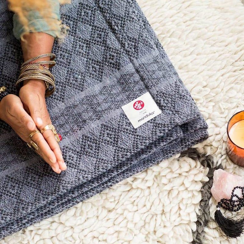 【Manduka】Cotton Blanket 瑜珈辅助毯 - Thunder - 运动/健身用品 - 棉．麻 蓝色