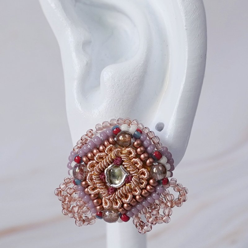 喋喋不休的耳夹 / 耳针 No.61 印度刺绣 × 铜色 大尺寸 珠饰刺绣 独一无二 医疗级不锈钢 可选配饰 新年礼物 生日 纪念 - 耳环/耳夹 - 塑料 灰色