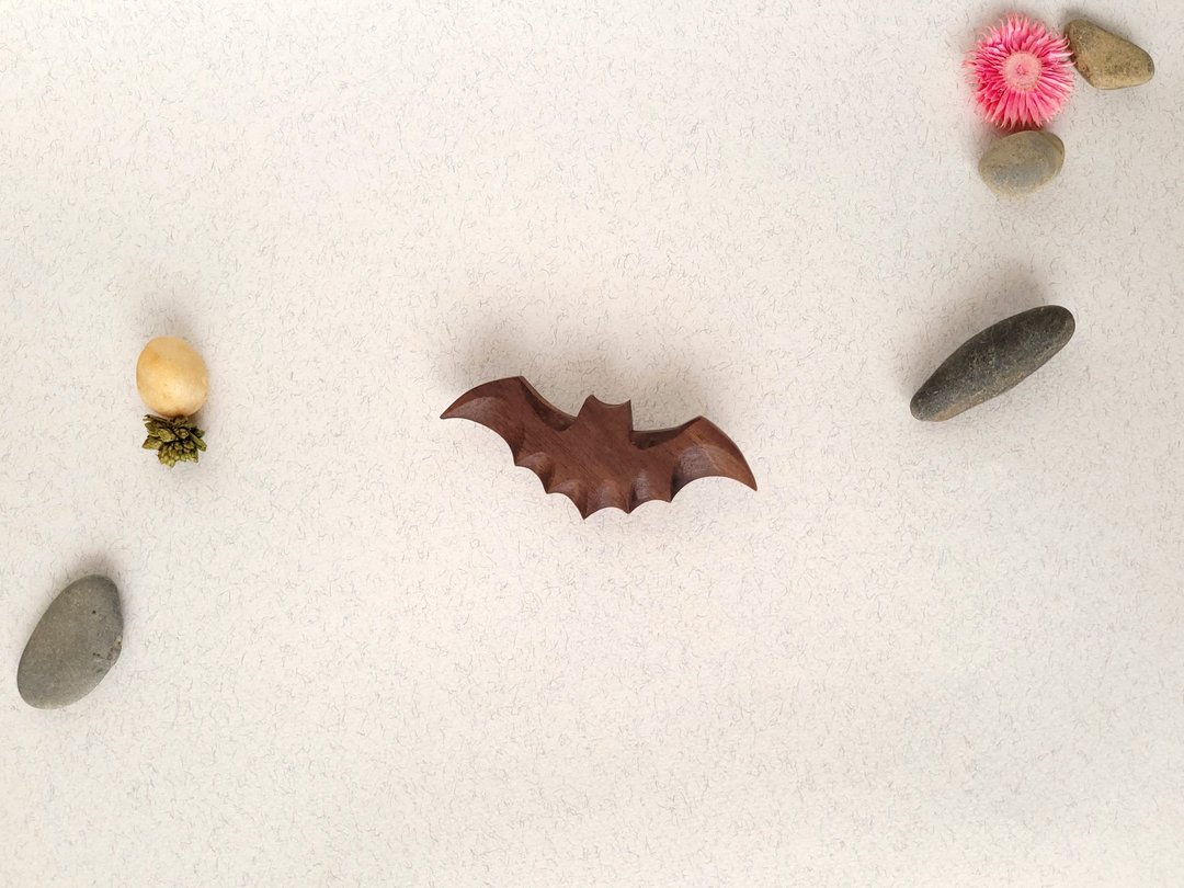 Wooden bat brooch - 胸针 - 木头 咖啡色
