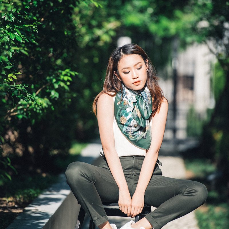 亚马逊 - 深绿底丝巾／围巾 (Amazon Scarf in Cream with Drak Green boarder) - 丝巾 - 丝．绢 绿色