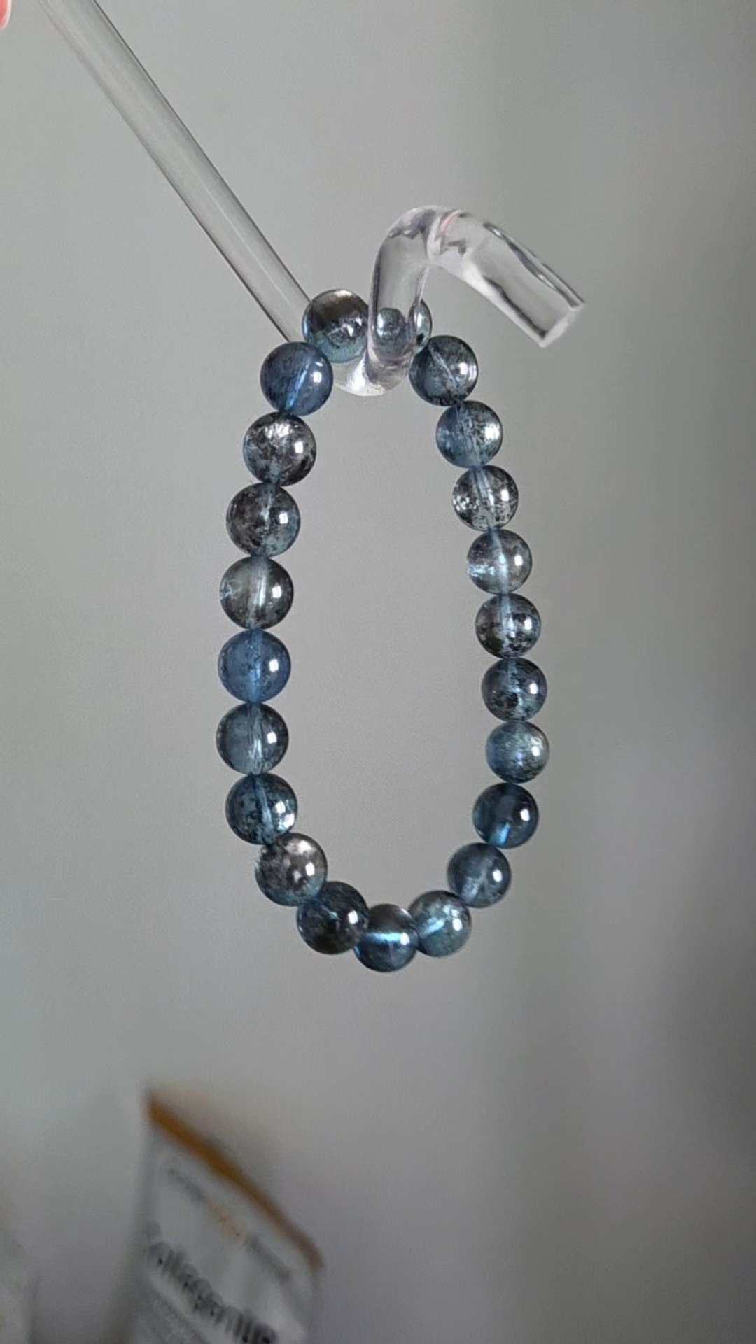 高品 黑芝麻爆闪鬼蓝海蓝宝 水晶手珠 8MM+ 个人能量沉稳宁静 - 手链/手环 - 水晶 蓝色