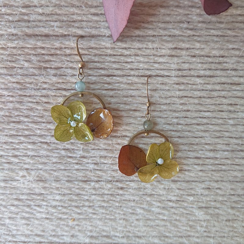 永生花耳环 / 黄铜 / 天然石 / 免费改夹 /多款可选 /绣球与叶 - 耳环/耳夹 - 植物．花 卡其色