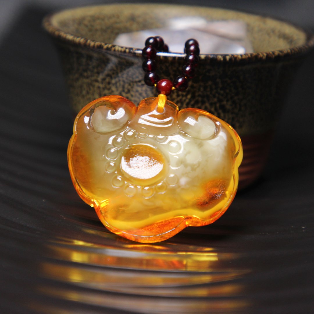天然琥珀平安锁随形吊坠带皮俏焦糖色搭配渐变彩虹蜜蜡珠链带证书 - 项链 - 半宝石 