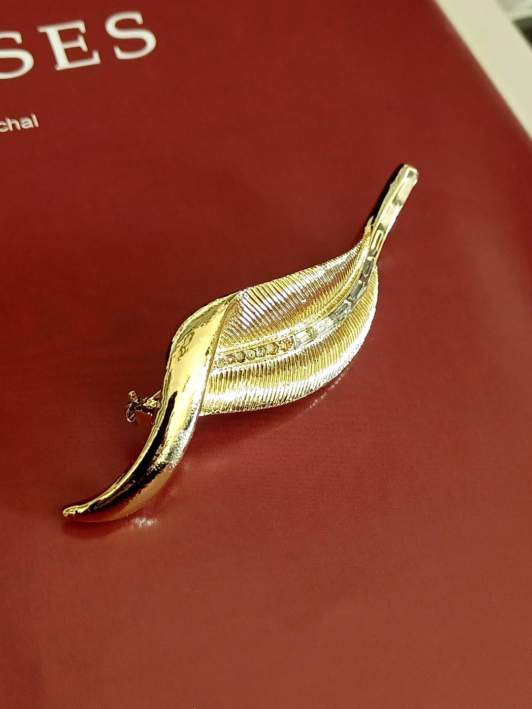 vintage jewelry  Coro 亮金莱茵钻叶形 别针 胸针 - 胸针 - 其他金属 