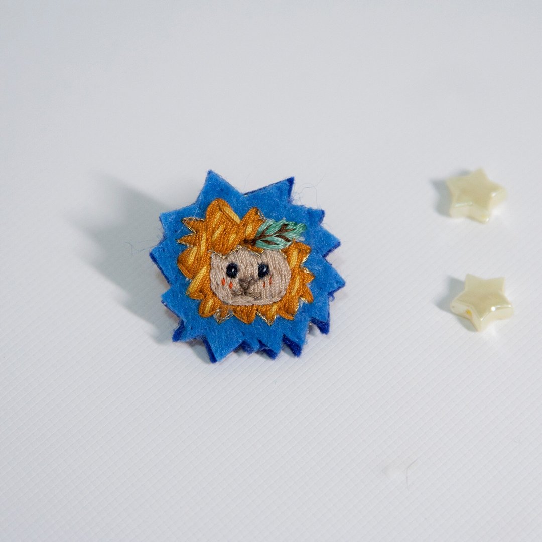 小狮子 手刺繍 别针 - 胸针 - 绣线 黄色
