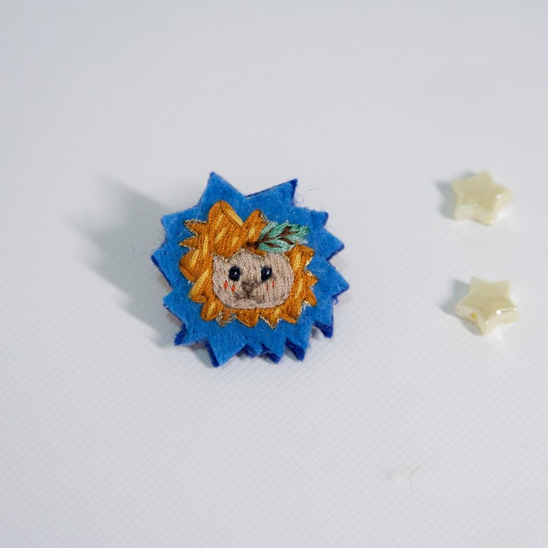 小狮子 手刺繍 别针 - 胸针 - 绣线 黄色