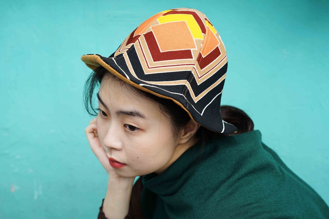设计手作-60年代布料卡其黑几何色块山丘帽 渔夫帽 - 帽子 - 聚酯纤维 橘色