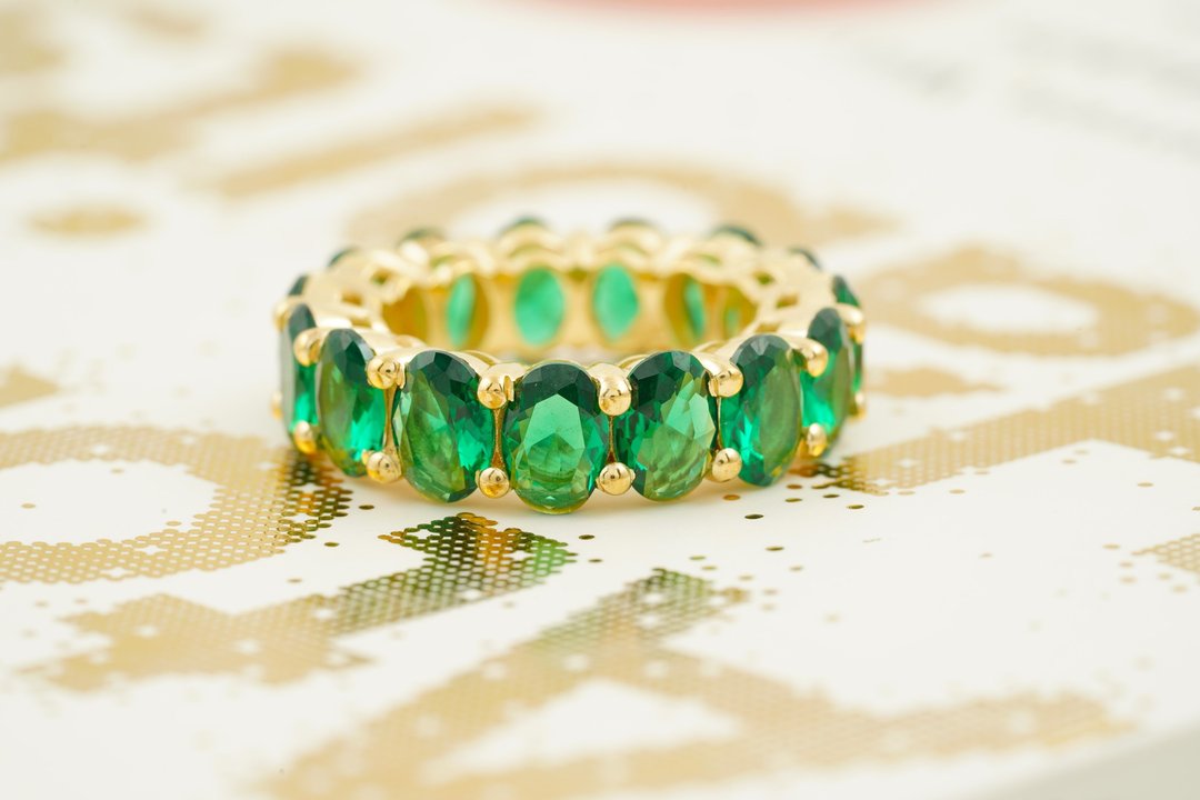 Oval-Shaped Lab Grown Green Emerald Wedding Band 14K Gold - 戒指 - 宝石 绿色