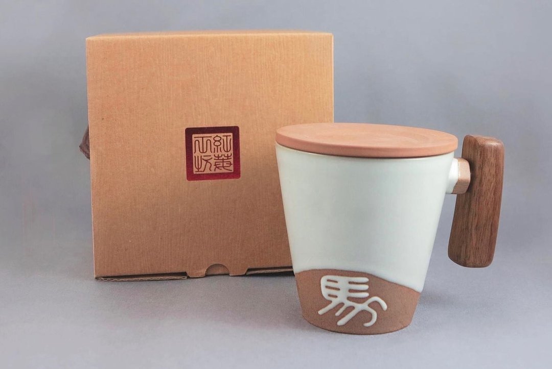 【富昌窑】青瓷汝窑 生肖 原木把茶杯 含陶盖 陶茶杯陶杯长辈送礼 - 茶具/茶杯 - 陶 白色