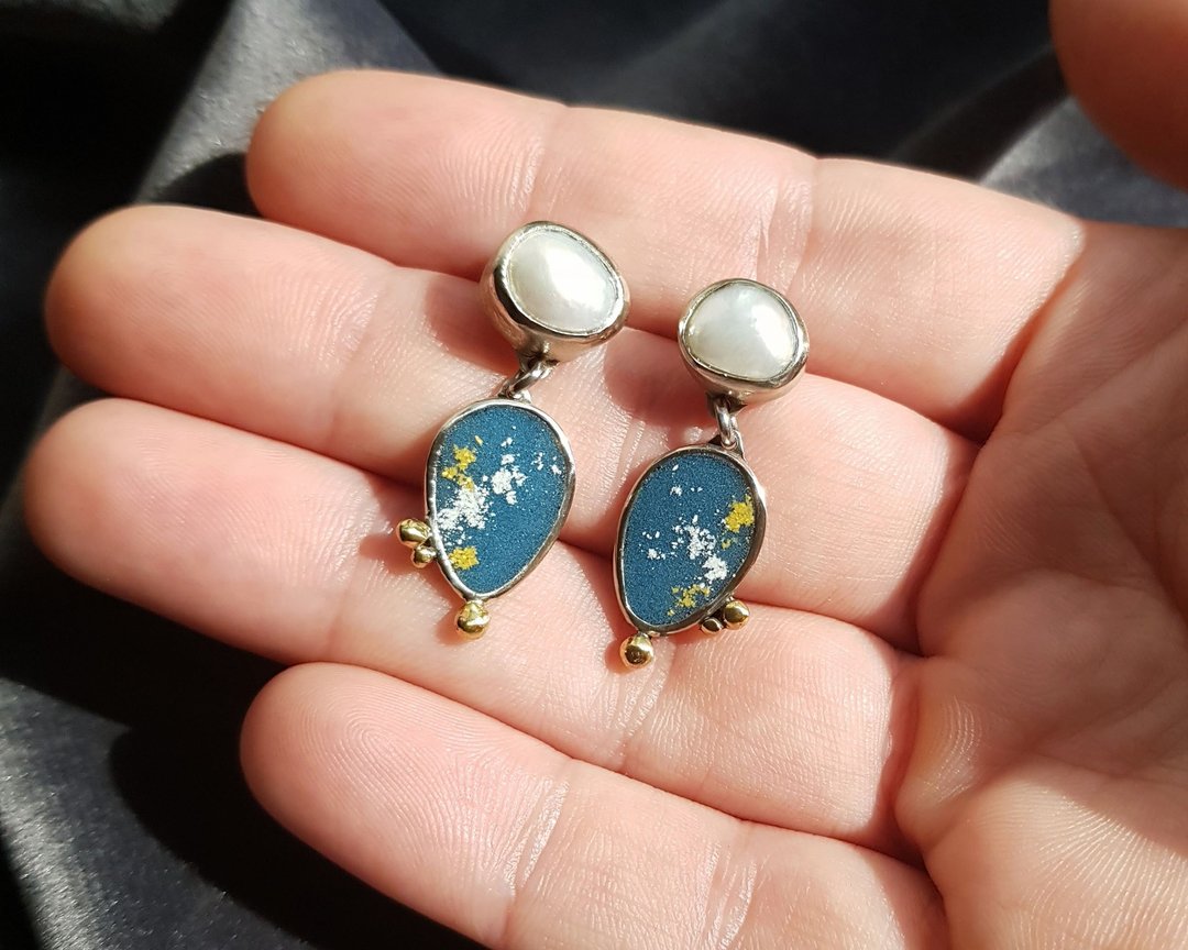Small blue enamel earrings with pearl, Teardrop metal studs - 耳环/耳夹 - 珐琅 蓝色
