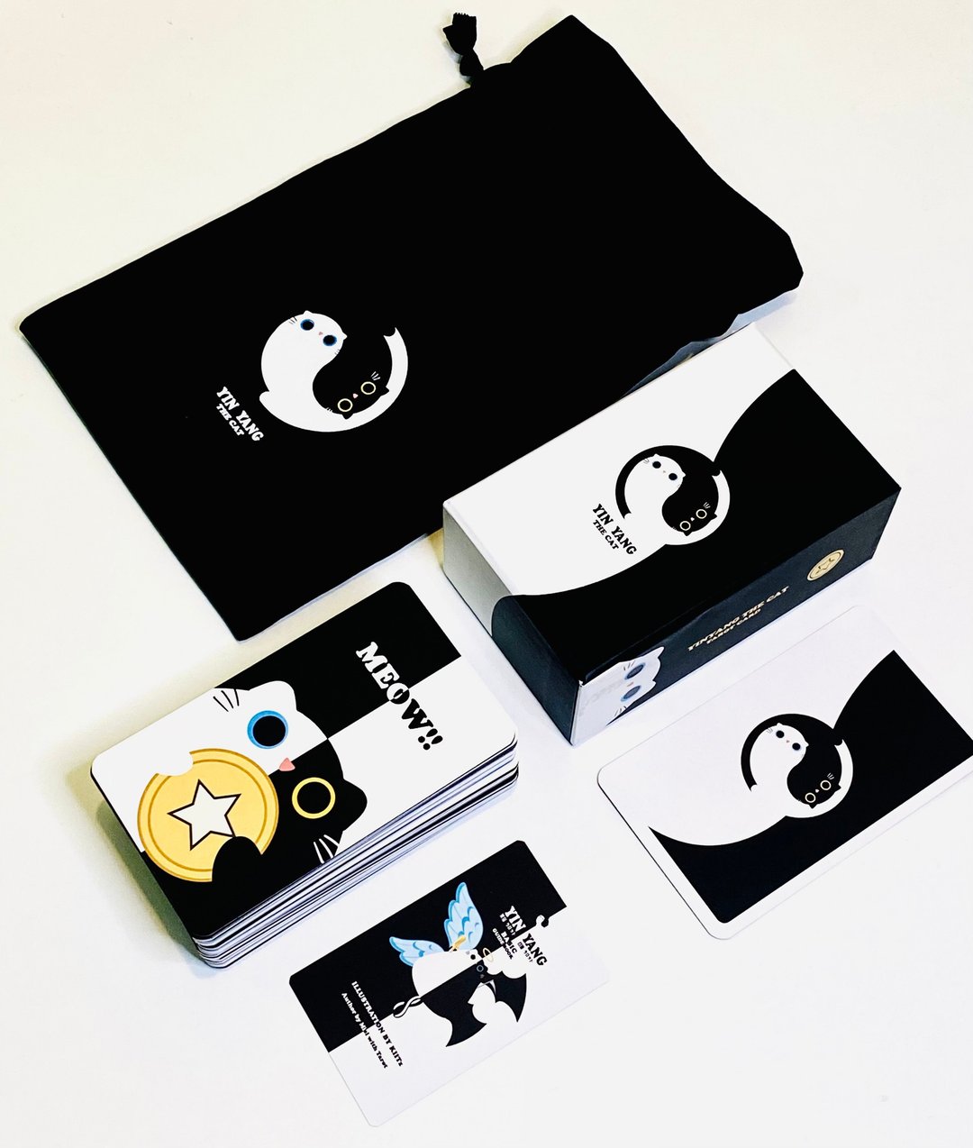 Yinyang the Tarot 是一副以黑白猫咪为主角的塔罗牌，灵感来自于阴阳两股力量。 - 卡片/明信片 - 纸 白色