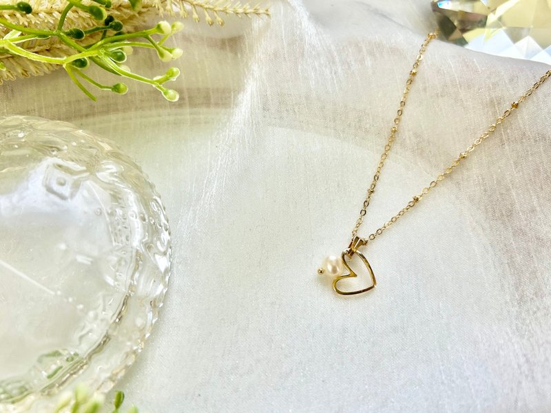 天然淡水珍珠镂空爱心配饰项链 淡水珍珠项链 手作饰品 淡水珍珠 - 项链 - 珍珠 金色