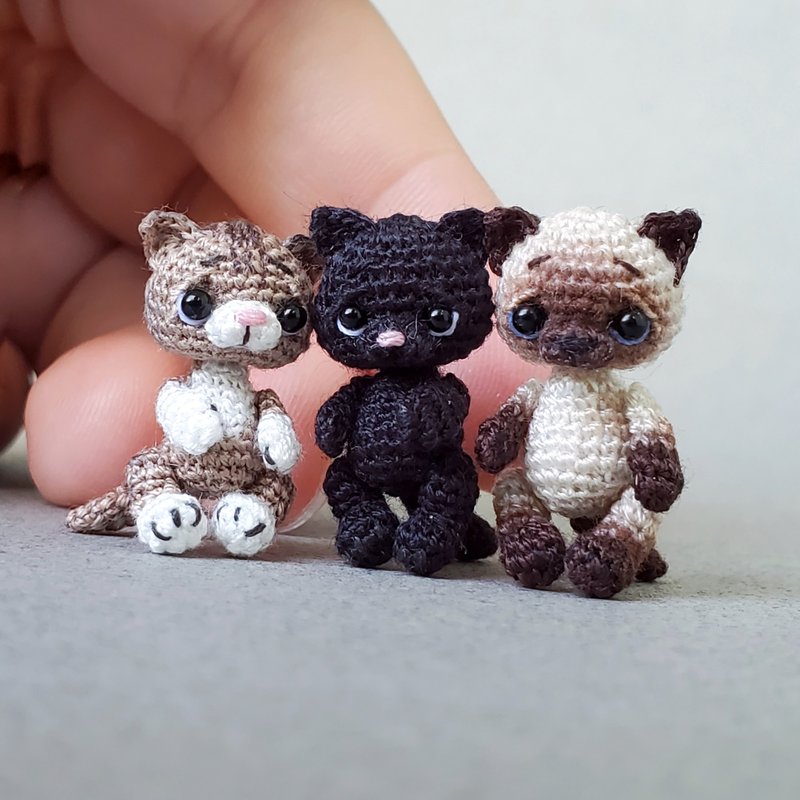 Extreme micro crocheted cat. Dollhouse miniature. Amigurumi stuffed kitten toy. - 玩偶/公仔 - 棉．麻 灰色