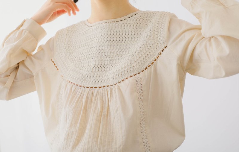 【百代丽】法式复古 花边褶裥装饰/圆领棉质小衫 - 女装上衣 - 棉．麻 白色