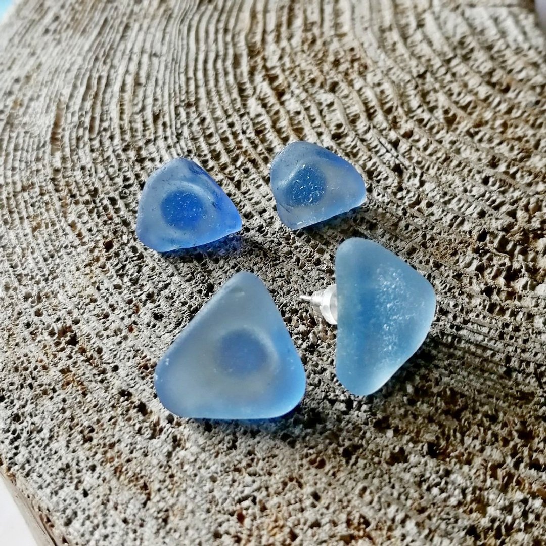Sea Glass Earrings海玻璃耳環Sea Glass Stud Earrings 海廢飾品 淺藍色 Gift for her 生日 禮物 - 耳环/耳夹 - 玻璃 蓝色