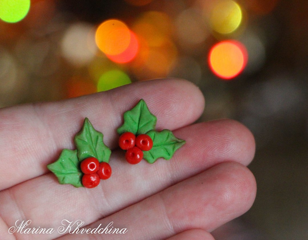 Holly studs Christmas holly earrings Xmas gifts Holiday present - 耳环/耳夹 - 其他金属 多色