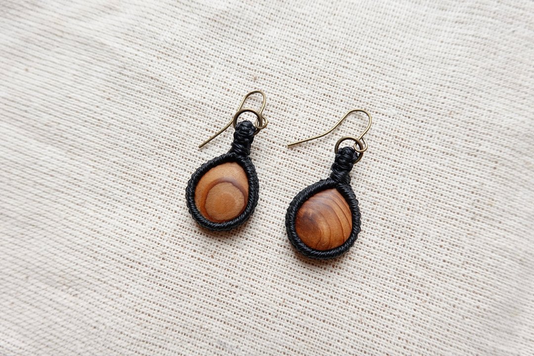 macrame-Sugi earrings - 耳环/耳夹 - 木头 咖啡色