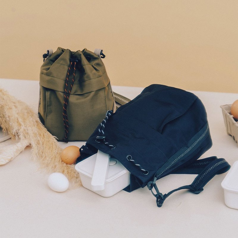 防泼水中水桶包 (橄绿/黑) - 侧背包/斜挎包 - 聚酯纤维 多色