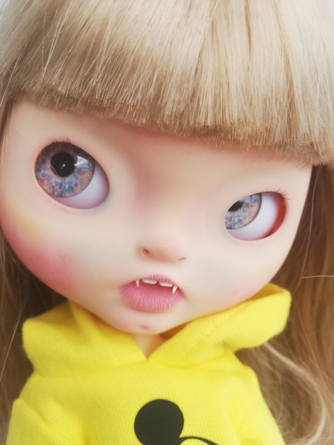 Blythe 亚洲订制娃娃 吸血鬼 棕色头发 OOAK 娃娃 - 玩偶/公仔 - 塑料 黄色