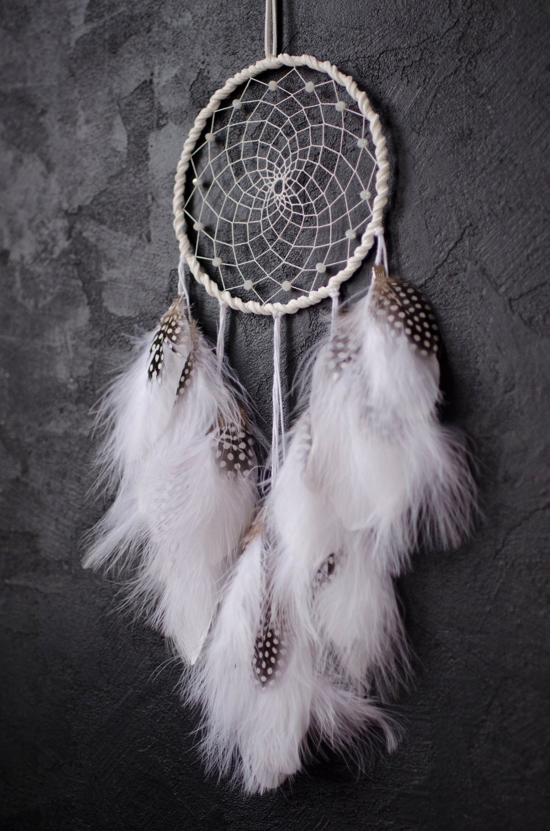 Traditional dreamcatcher with natural white feathers Dream catcher for her - 墙贴/壁贴 - 绣线 白色