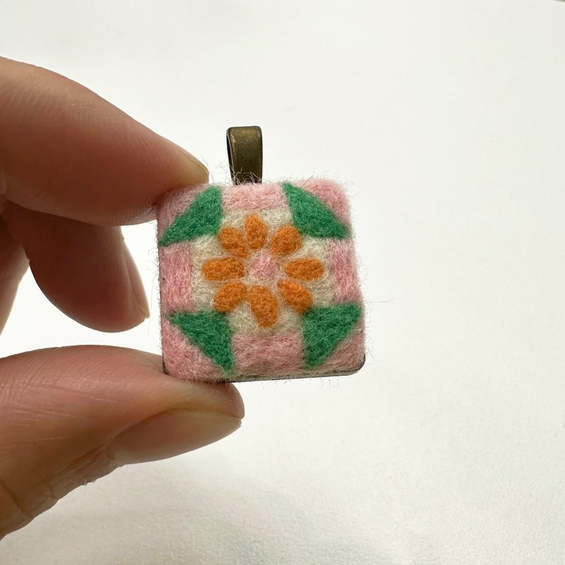 台湾花砖 - 羊毛毡项链坠子 - 项链 - 羊毛 多色