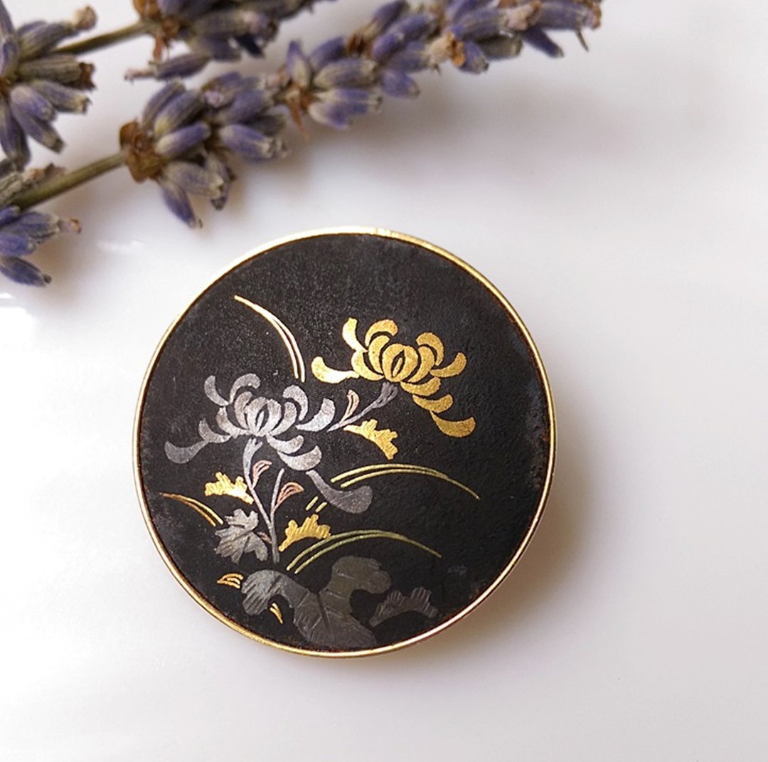【西洋古董饰品/年代老件】Japan Damascene 圆形金银菊花卉 别针 - 徽章/别针 - 其他金属 金色